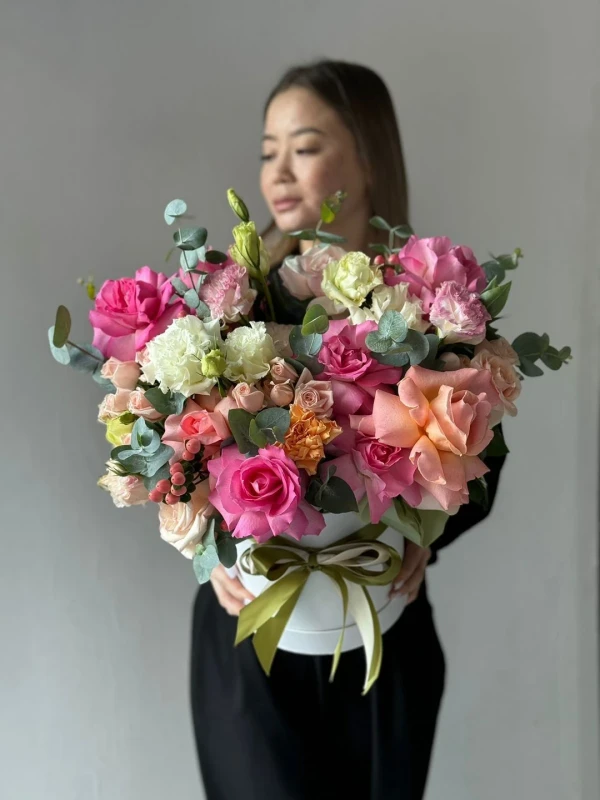 Композиция "Blossom Reverie" — Композиция "Blossom Reverie" — цветочная композиция в коробке из гвоздик, эустомы и роз, оформленная как…